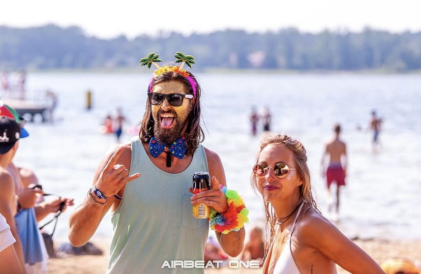 people-having-fun-at-barracuda-beach