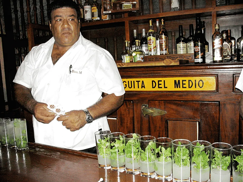 La Bodeguita del Medio bar mojito preparing