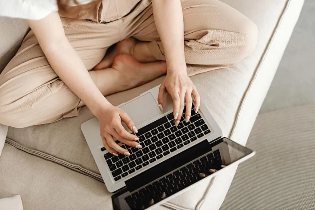 karolina using laptop
