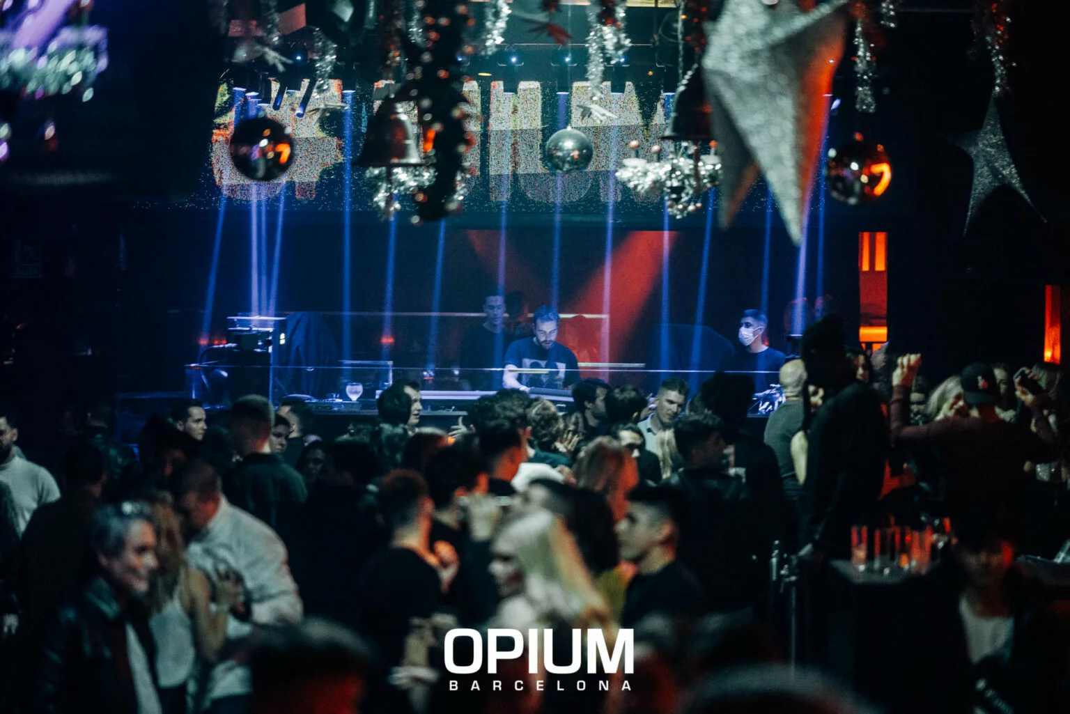 crowds-dancing-inside-opium-barcelona