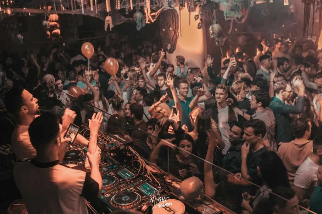 crowds-dancing-in-front-of-the-dj-at-pacha-barcelona