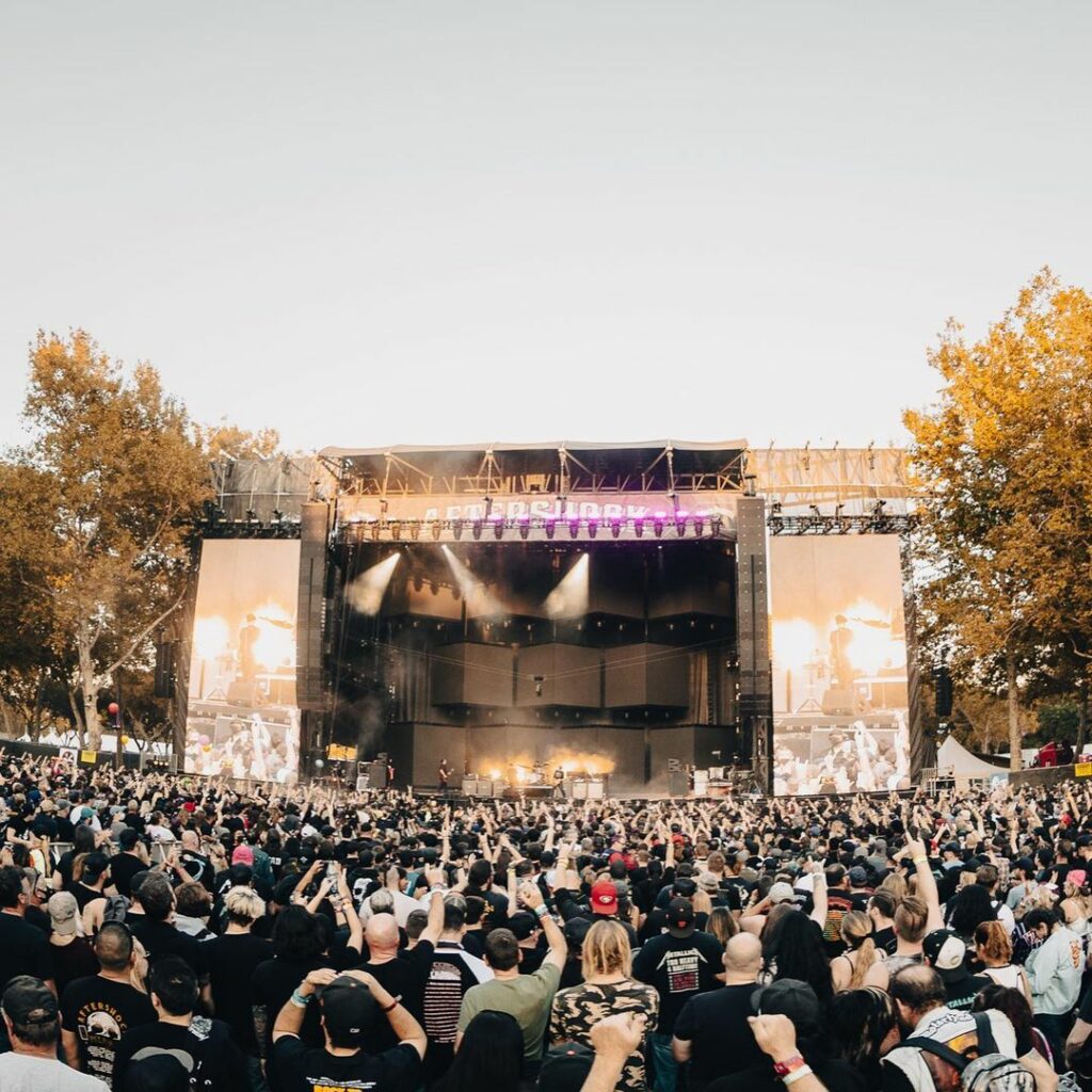 crowds-in-front-of-stage-at-aftershock-festival