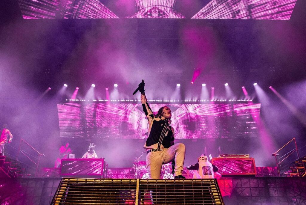 slipknot-perfoming-on-stage-at-aftershock-festival