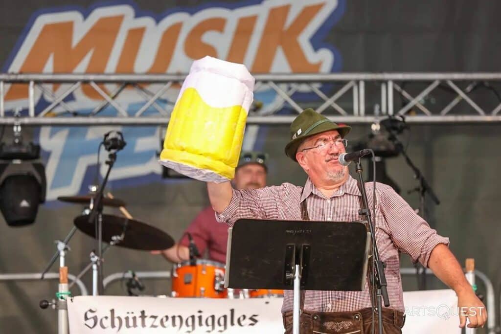 man-holding-a-huge-beer-pint-at-musikfest-festival