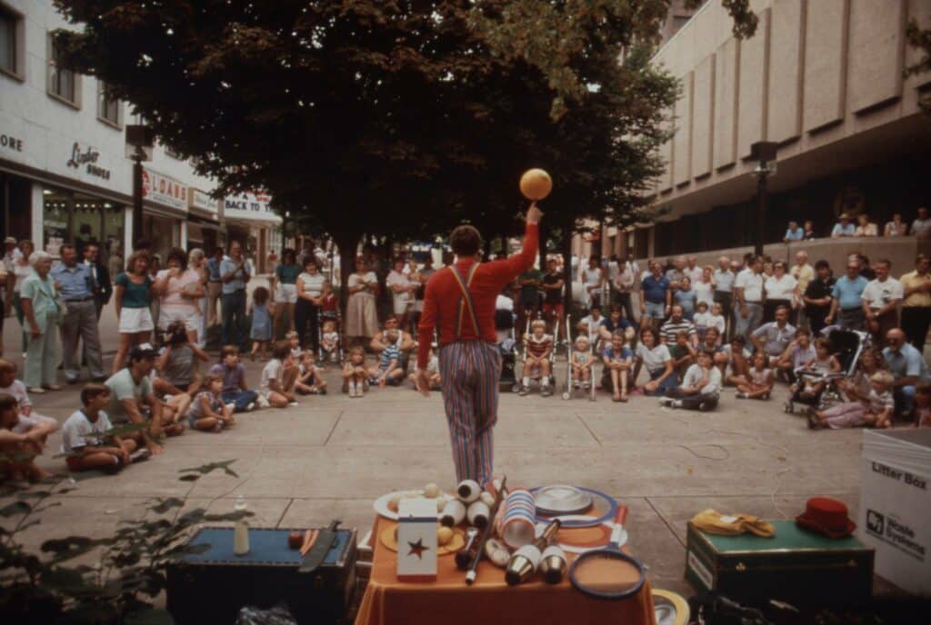 children-watching-a-performance-at-musikfest-festival