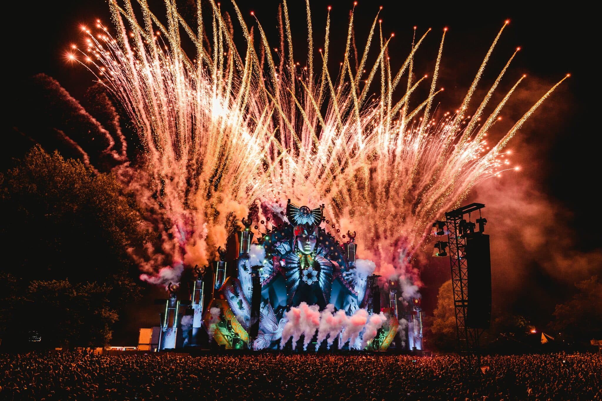 main-stage-with-fireworks-at-mysteryland-festival