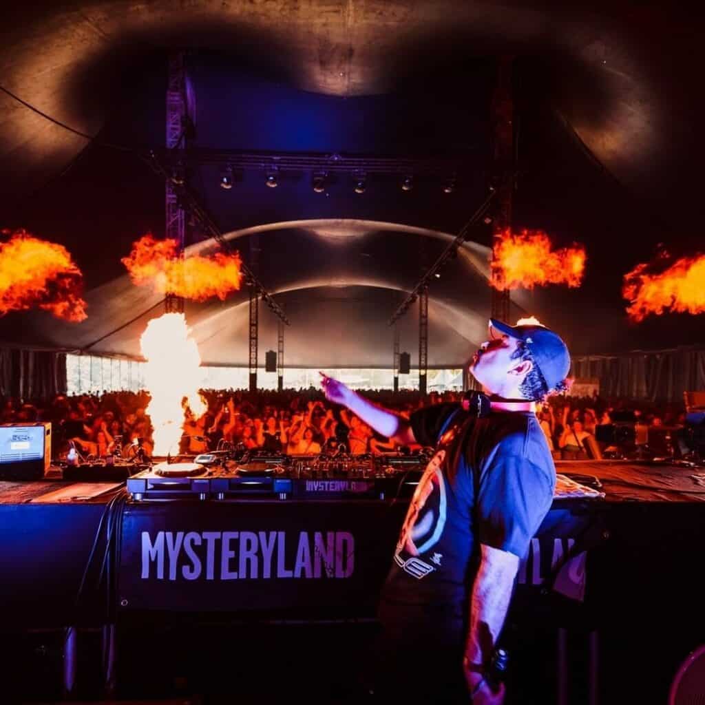 dj-perfoming-in-front-of-crowds-at-mysteryland-festival