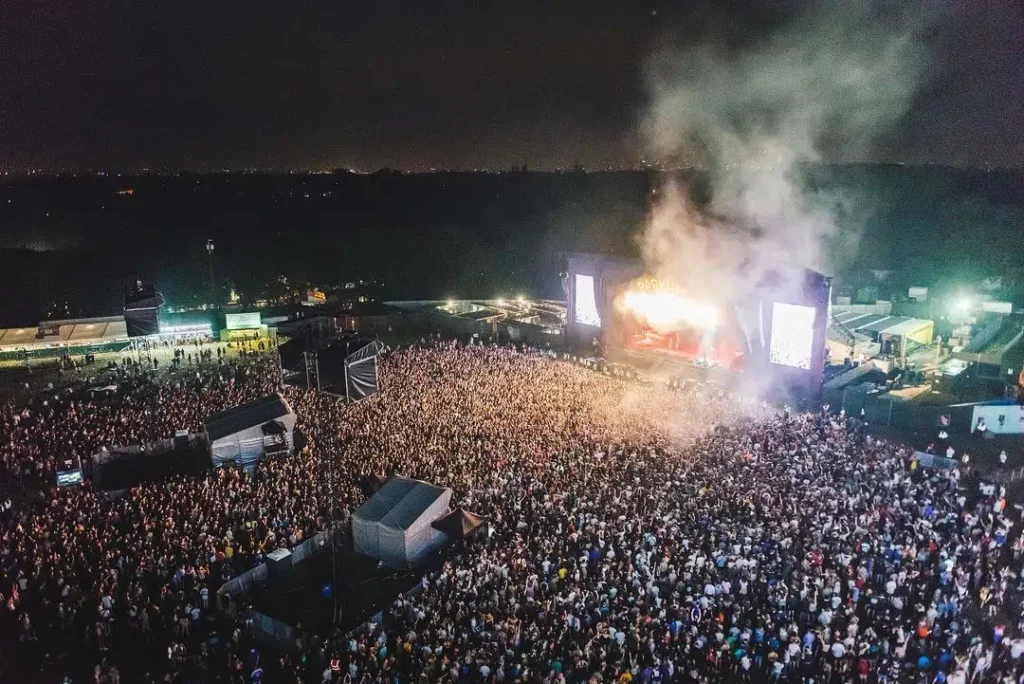 crowds-of-people-at-parklife-festival