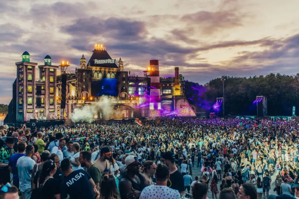 people-standing-in-front-of-the-main-stage-at-parookaville-festival