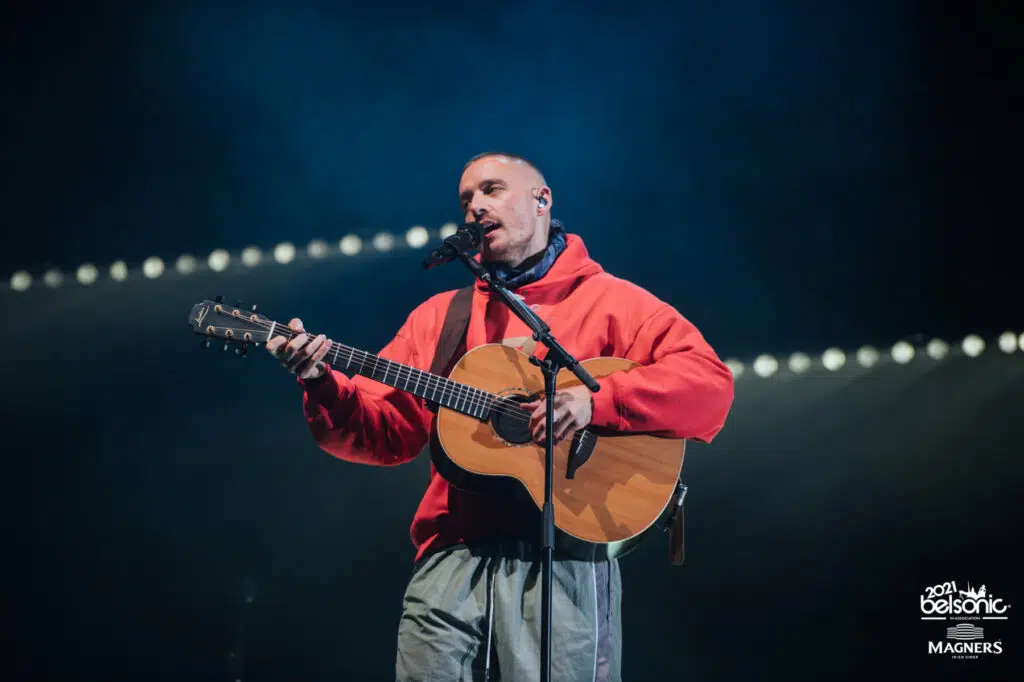 dermot-kennedy-perfoming-at-belsonic-festival