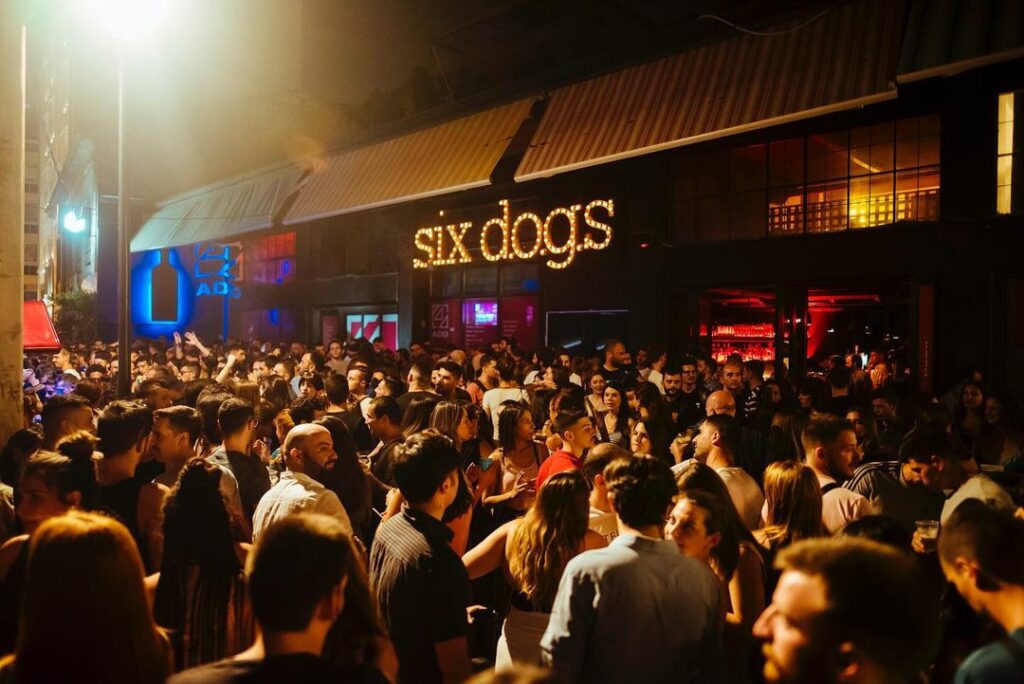 crowds-partying-at-six-dogs-athens