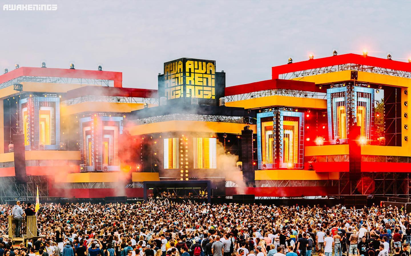 crowds-in-front-of-awakenings-festival-main-stage