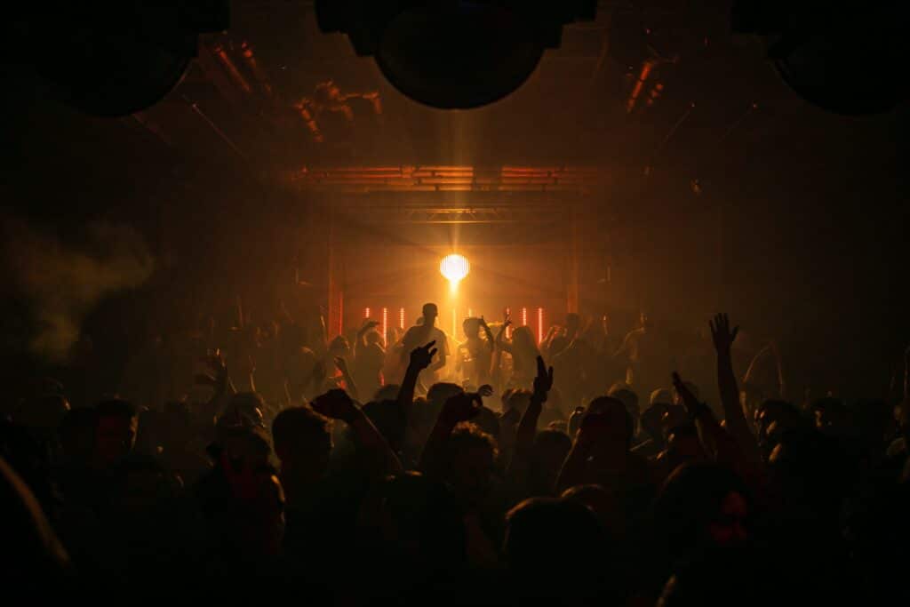 people-raving-at-fabric-london