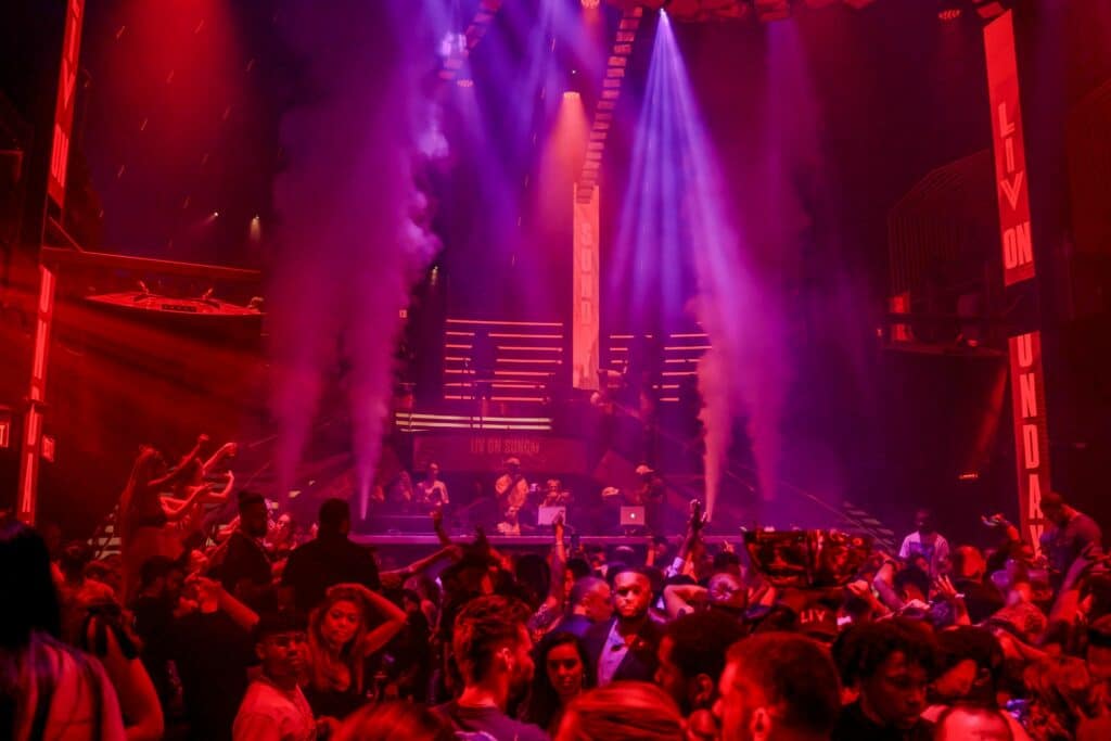 crowds-partying-at-liv-miami