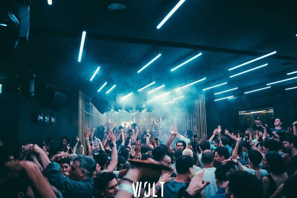 crowds-partying-at-volt-club-milan