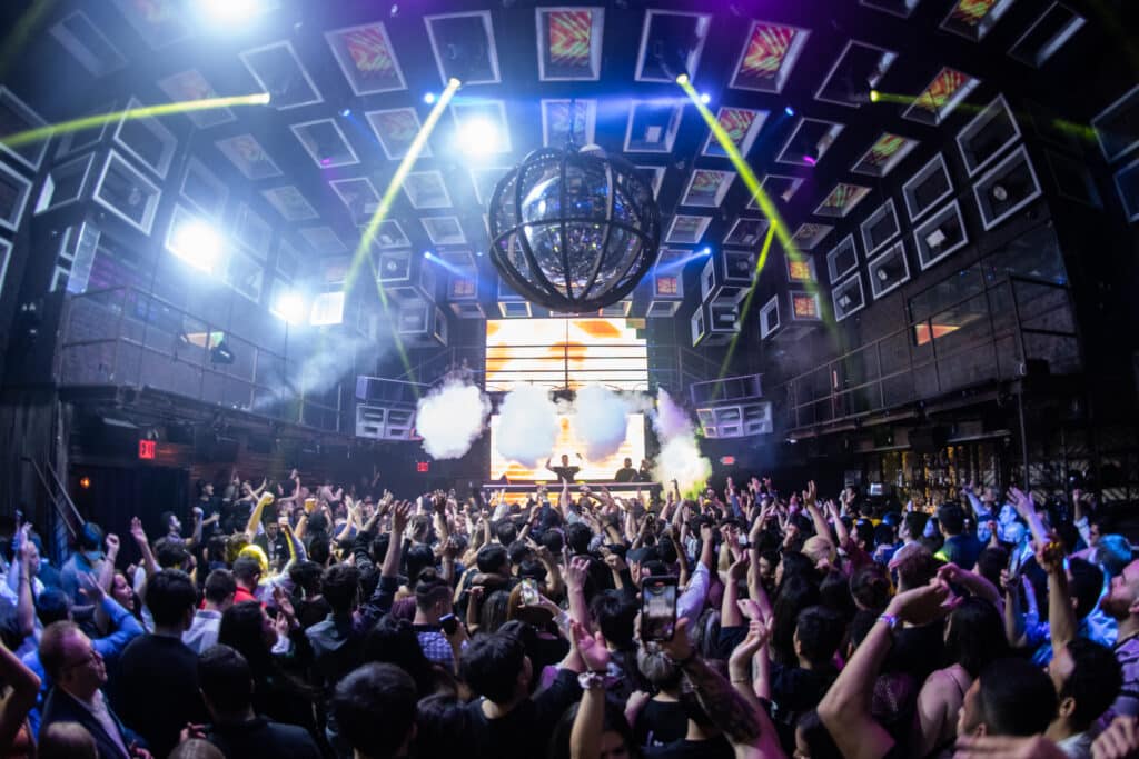 people-dancing-at-marquee-new-york