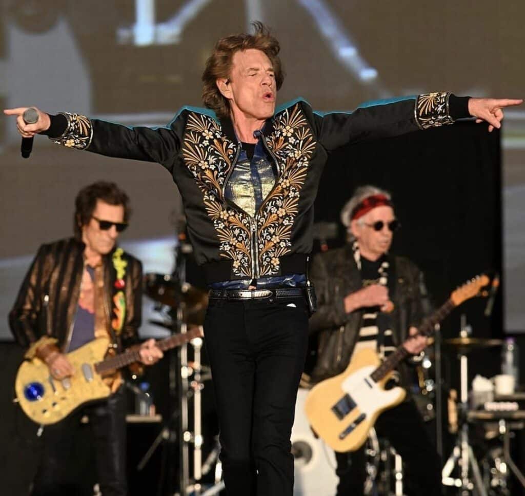 mick-jagger-perfoming-on-stage-along-with-bandmates