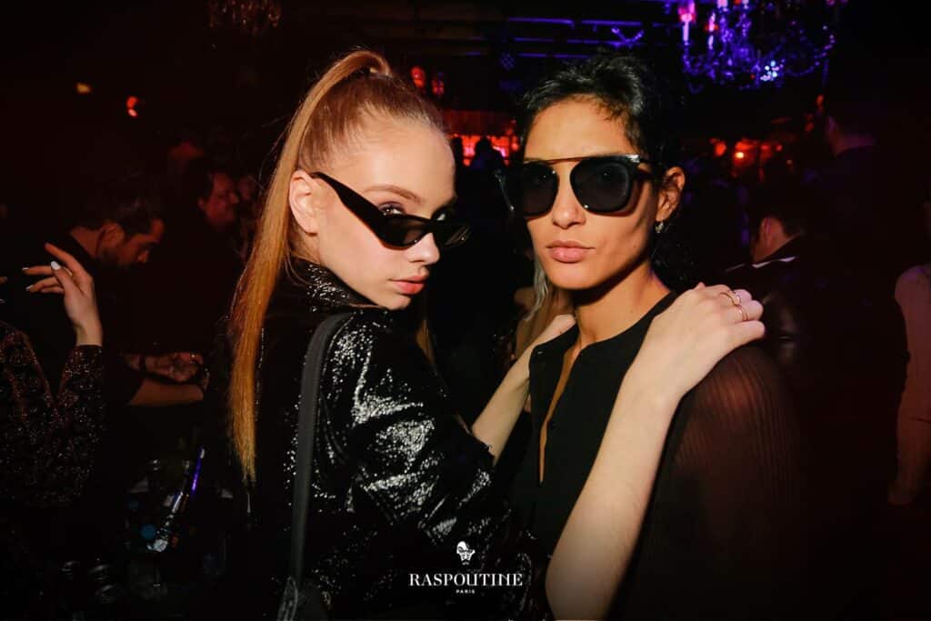 group-of-girls-partying-inside-raspoutine-paris