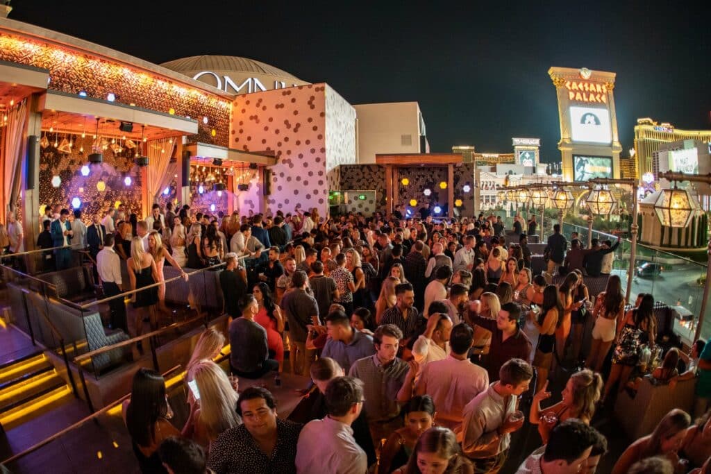 rooftop-terrace-with-people-at-omnia-las-vegas