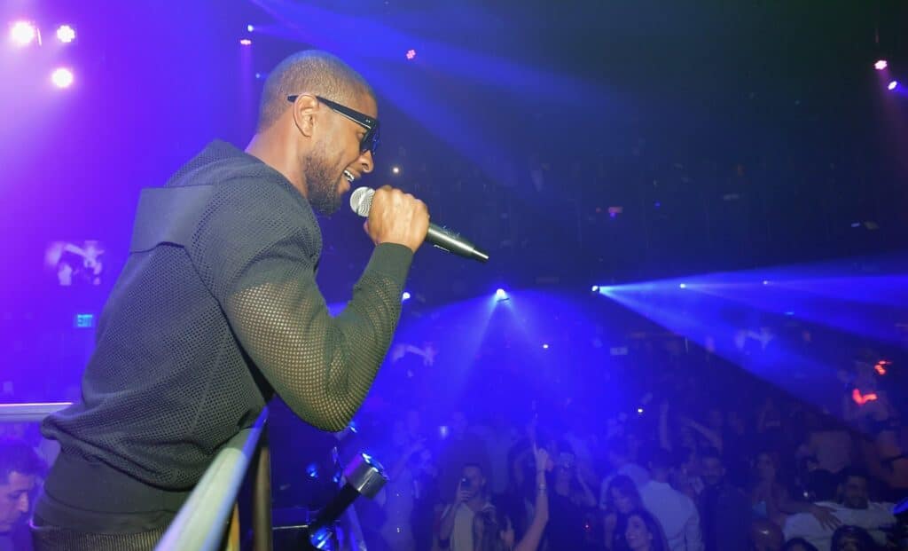 usher-singing-at-e11even-miami-club