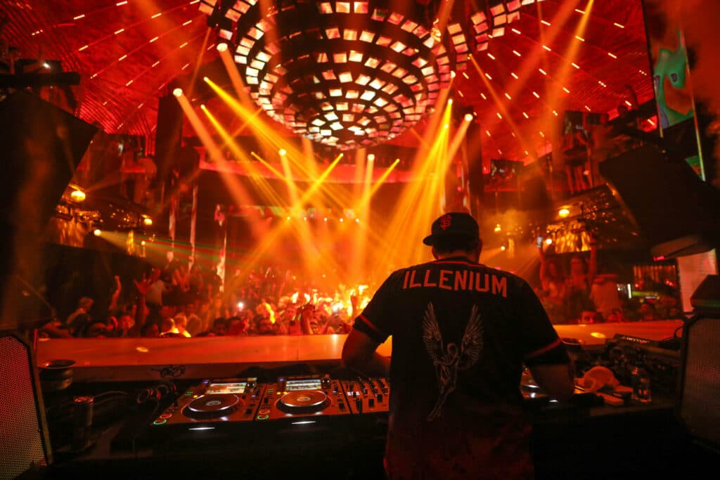 dj-playing-in-front-of-crowds-at-liv-miami