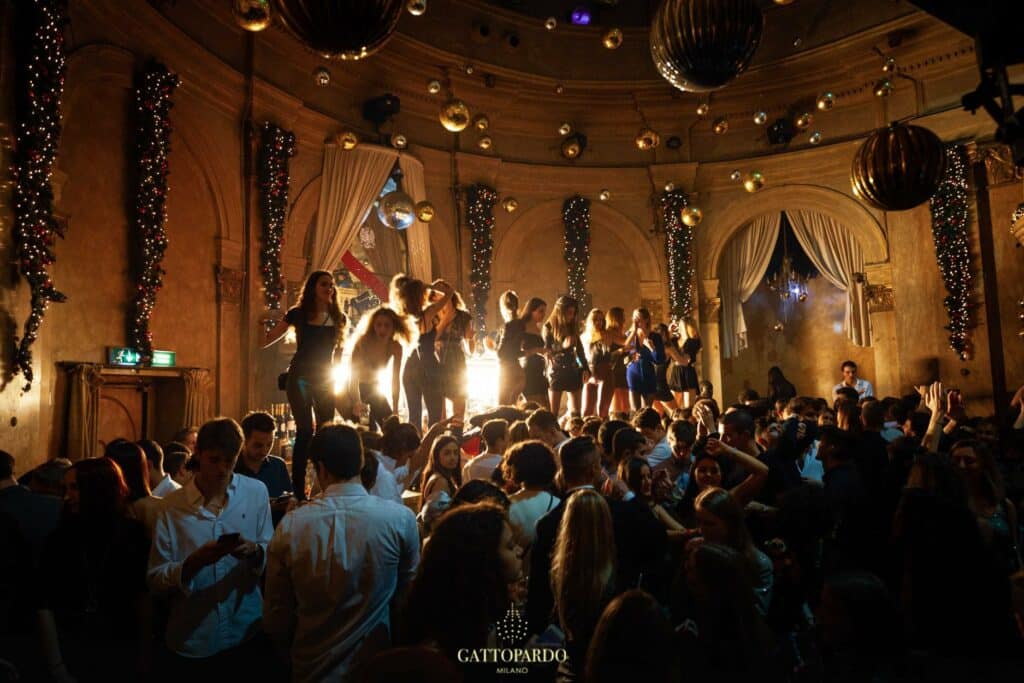 people-dancing-on-the-bar-at-gattopardo-milan