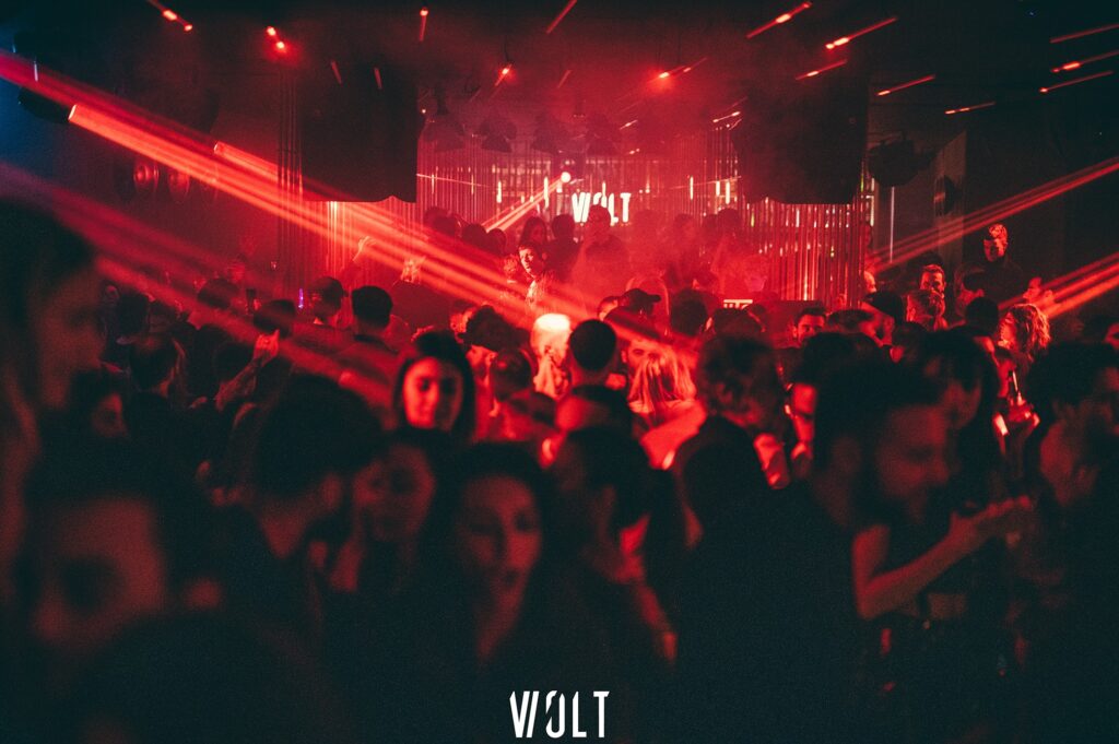 people-at-volt-club-milan