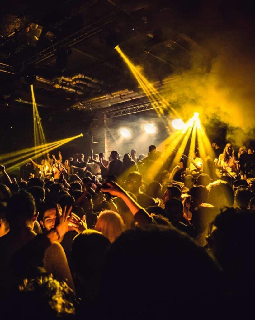 crowds-dancing-at-fabric-club-london