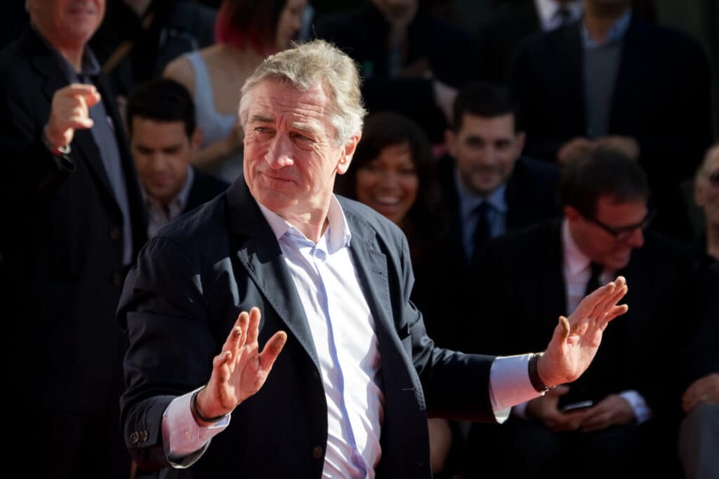 actor-robert-de-niro-waving-at-crowds