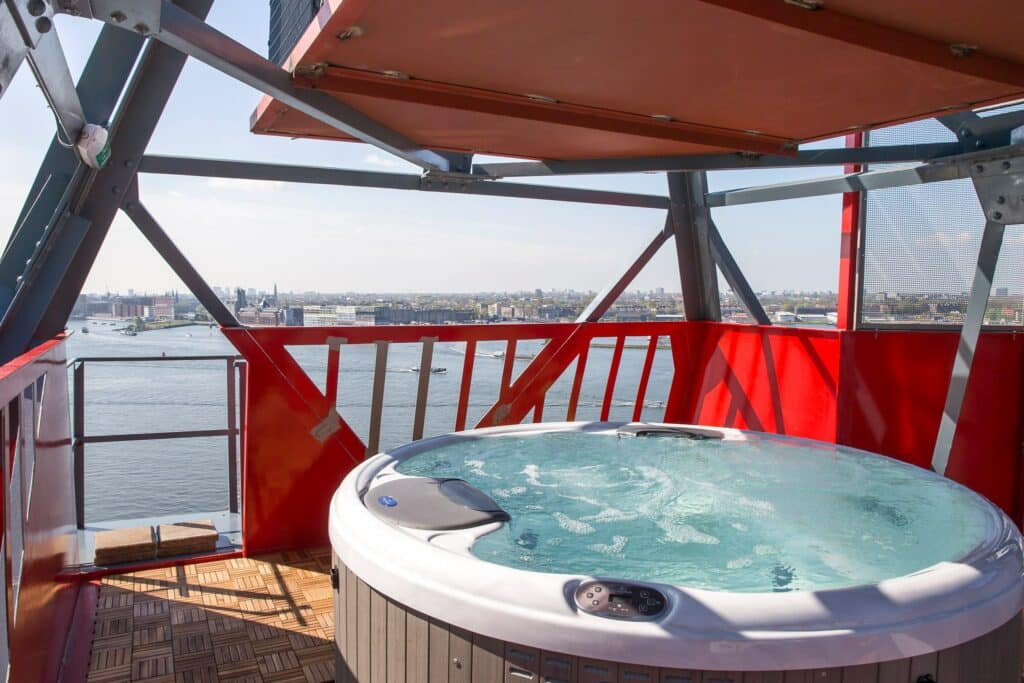 jacuzzi-at-faralda-kraan-hotel