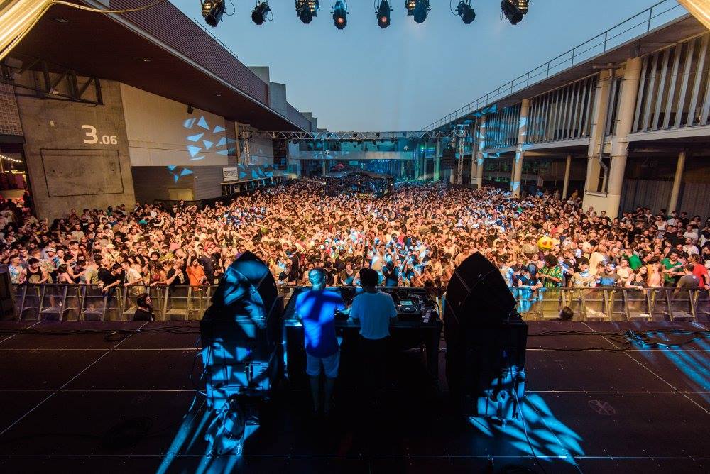 djs-in-front-of-the-crowd-at-sonar-festival-barcelona