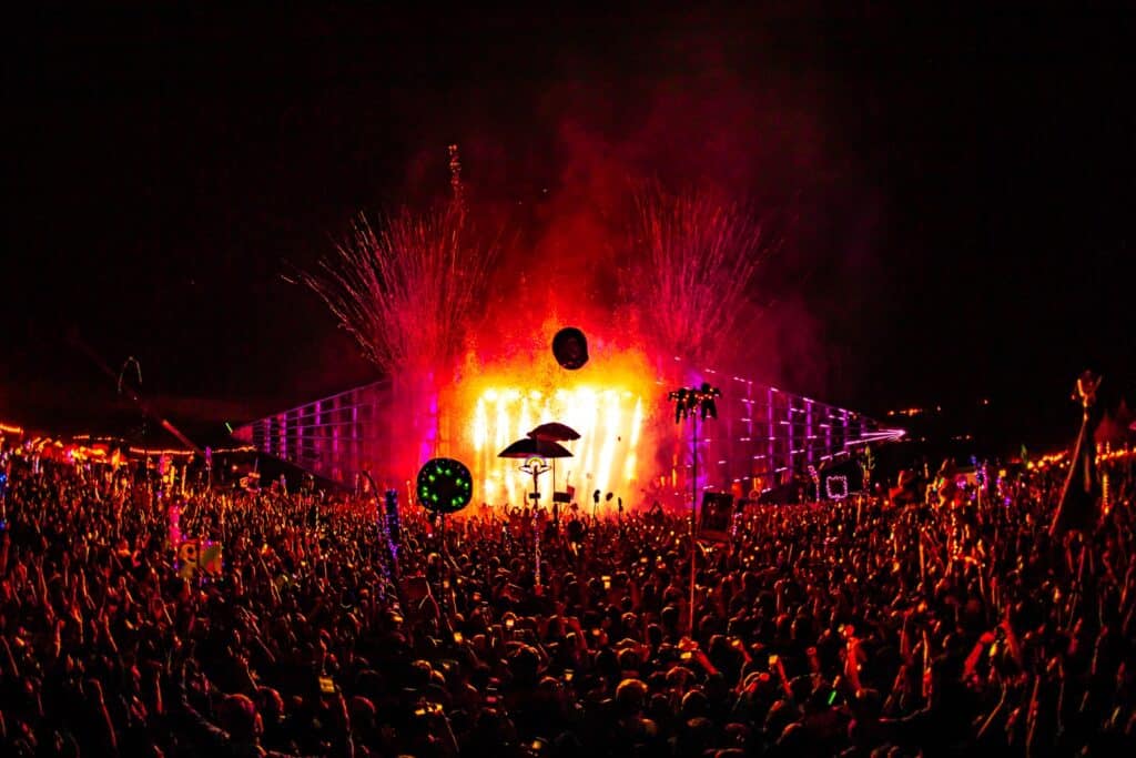 crowds-in-front-of-stage-at-beyond-the-valley-festival