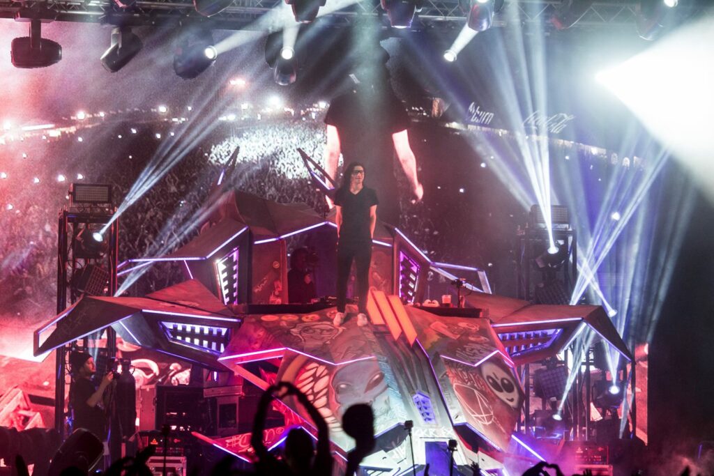 skrillex-perfoming-on-stage-at-monegros-desert-festival