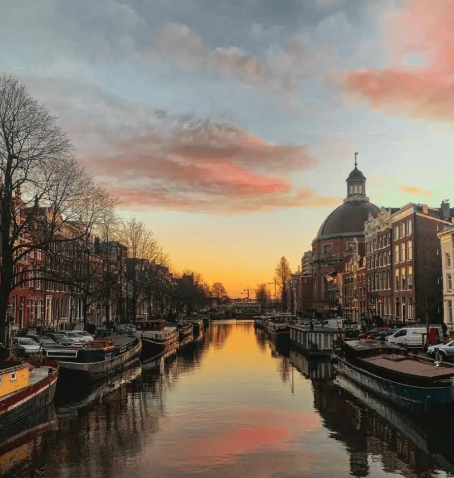 amstel-canals-in-amsterdam-at-sunset