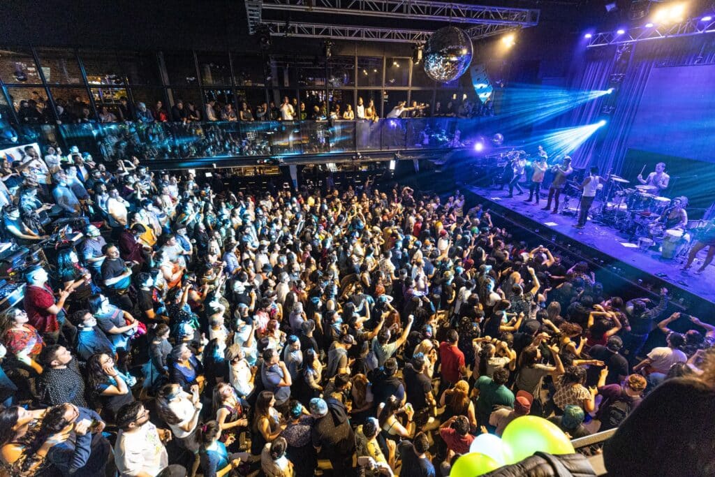 crowds-clapping-for-on-stage-performers-at-Club-Chocolate-Santiago