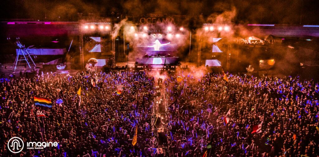 crowds-in-front-of-main-stage-at-imagine-festival