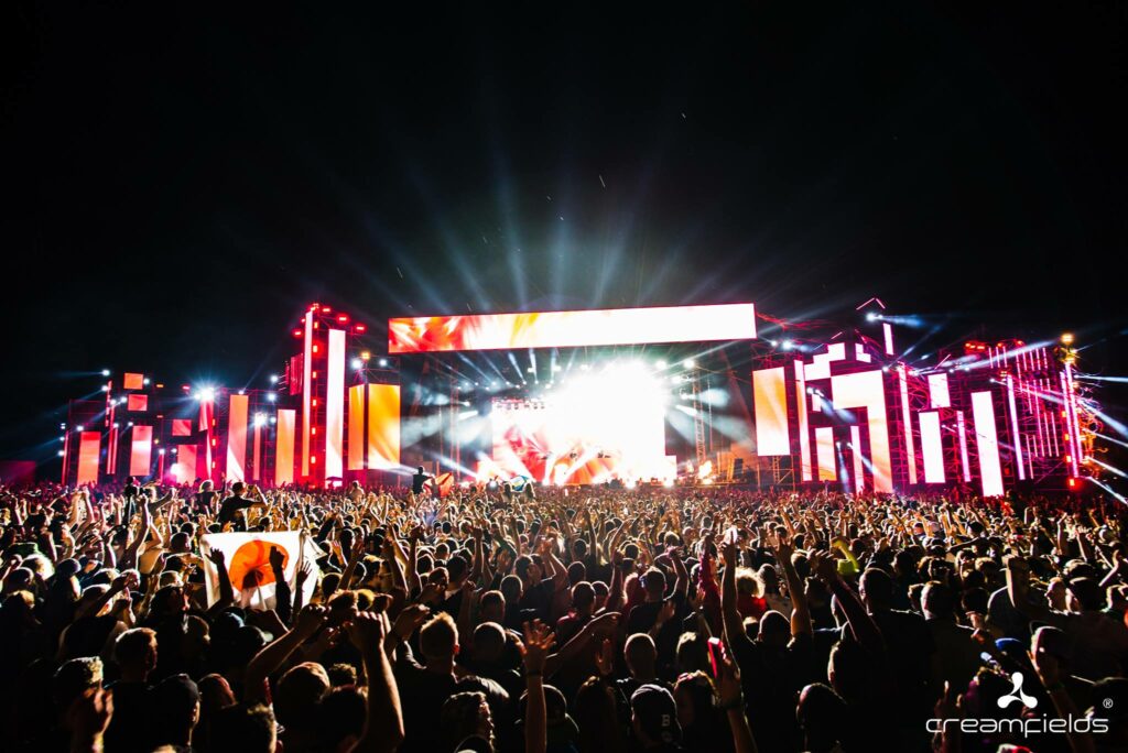 main-stage-during-night-at-creamfields-festival