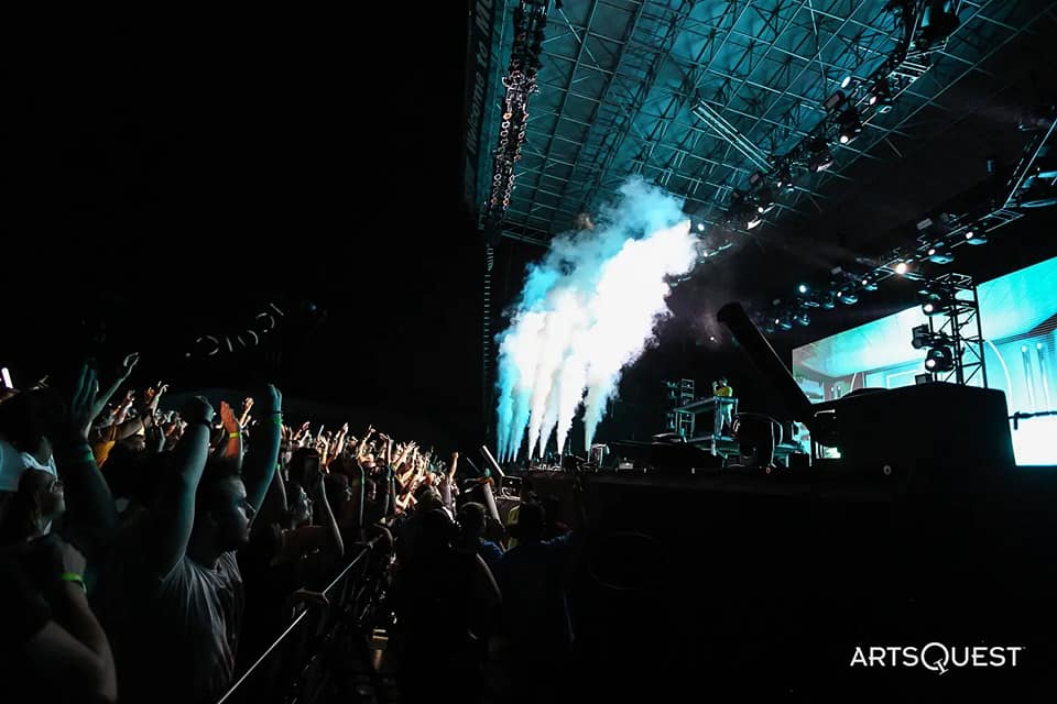 people-in-front-of-musikfest-stage