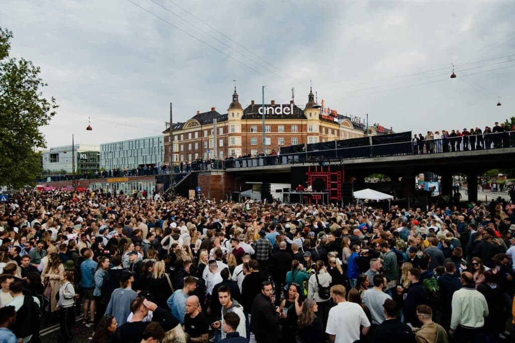 crowds-on-streets-during-distortion-festival