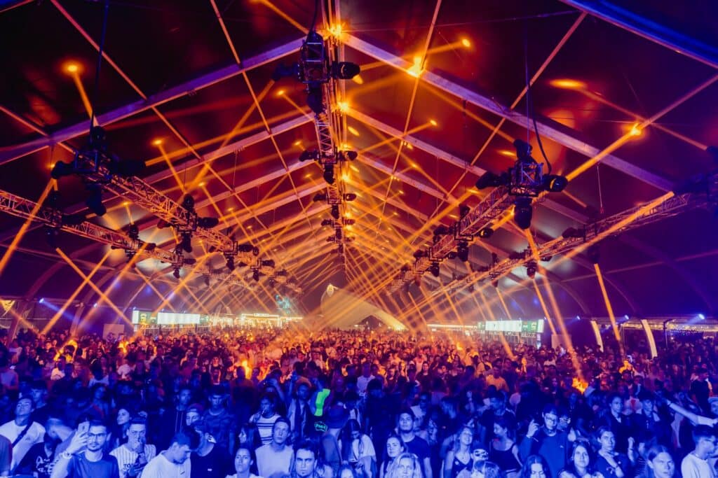 crowds-in-front-of-stage-at-electric-castle-festival