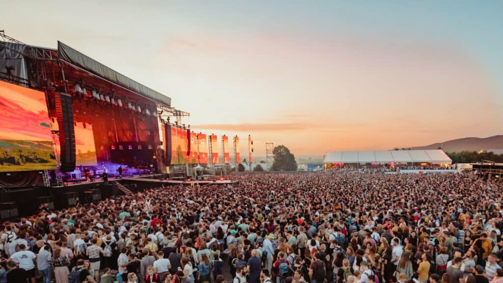 crowds-in-front-of-the-main-stage-at-electric-castle-festival