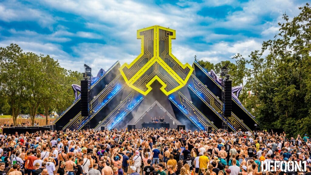 ravers-in-front-of-stage-at-defqon-1-festival