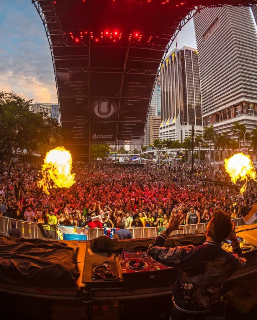 dj-playing-music-at-ultra-music-festival