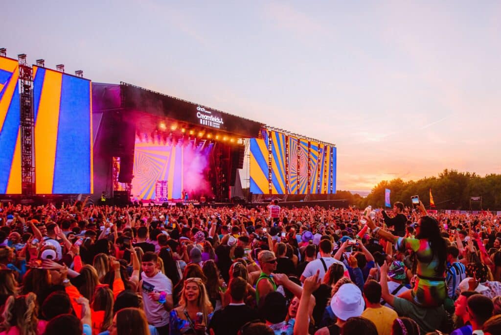 crowds-in-front-of-main-stage-at-creamfields-festival