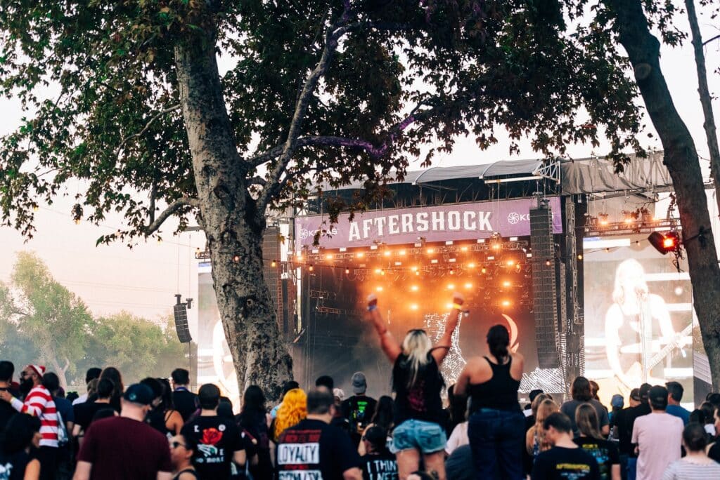 crowds-at-aftershock-festival