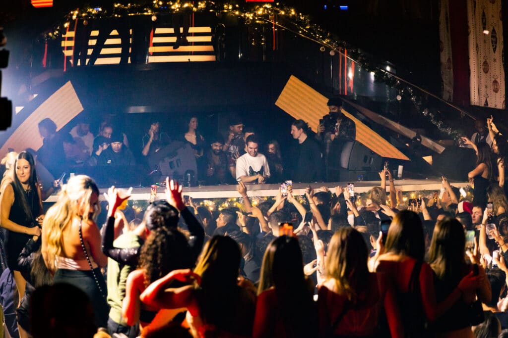 zed-playing-in-front-of-crowds-at-liv-miami