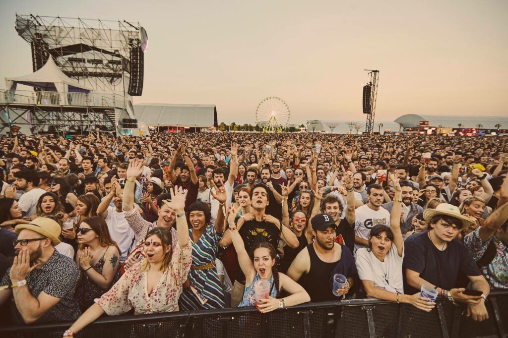 crowds-having-fun-at-mad-cool-festival