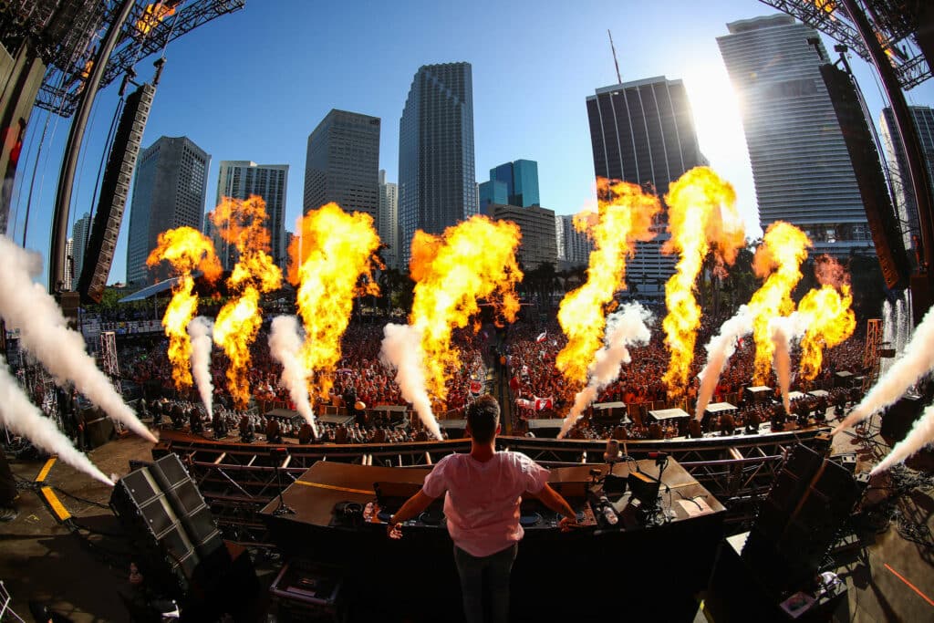 dj-playing-in-front-of-crowds-at-ultra-music-festival