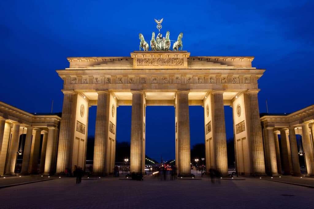 stroll-around-brandenburg-gate-at-night