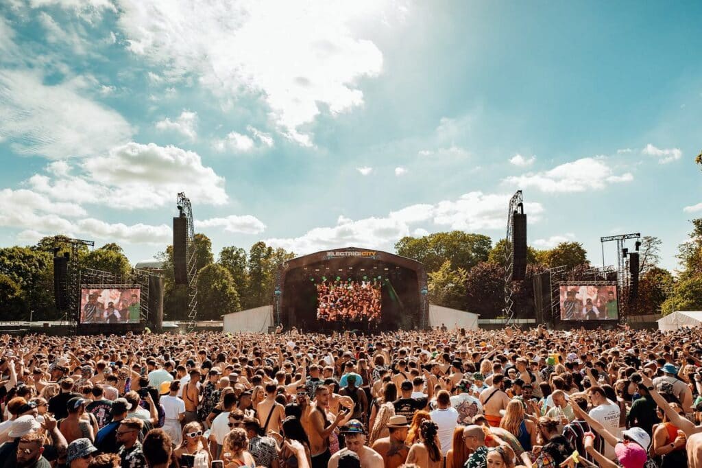 crowds-in-front-of-electric-city-stage